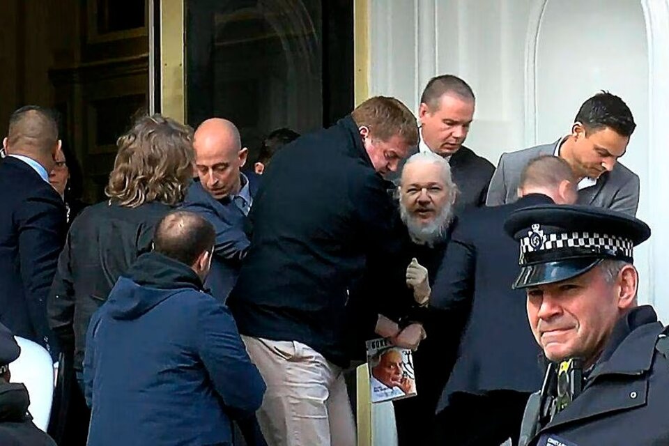 Foto1: Captura de video de la detención de Assange. Foto2: Daniela Lepin Cabrera (imagen de Guadalupe Lombardo).