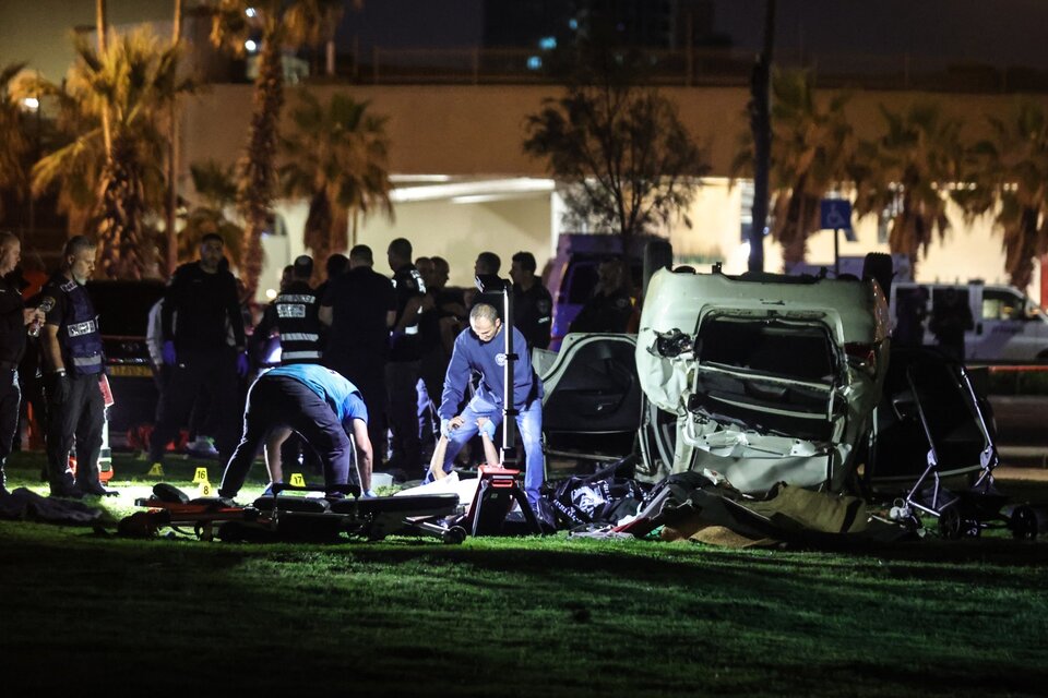 Policías remueven el cadaver de la víctima fatal de atentado en Tel Aviv. (Fuente: EFE)