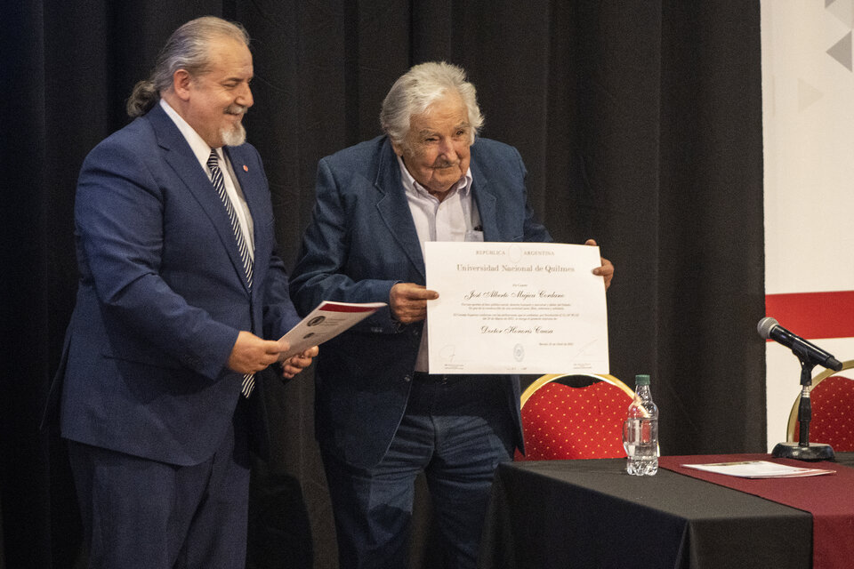 El rector de la UNQ, Alfredo Alfonso, junto a Pepe Mujica. (Fuente: Gentileza UNQ)