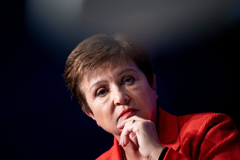 Kristalina Georgieva, titular del FMI, advierte que la economía global enfrenta turbulencias. (Fuente: AFP)