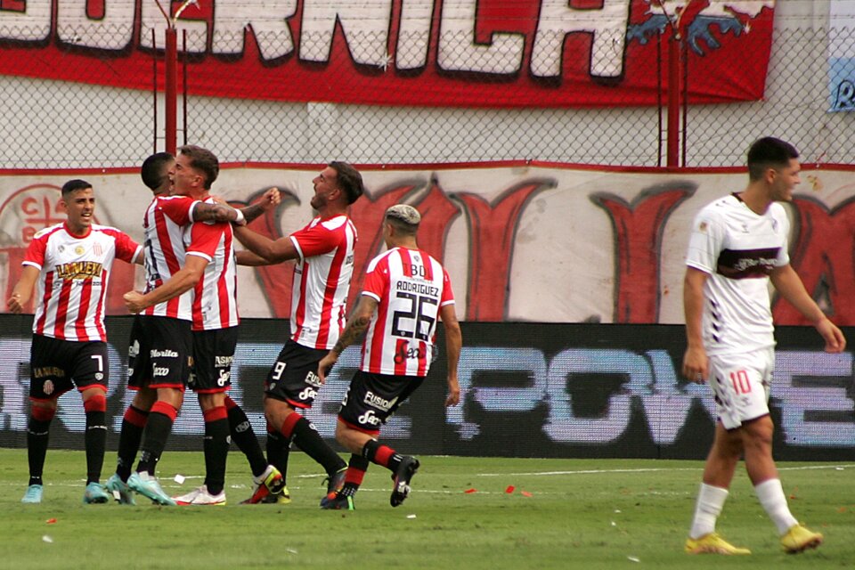Los jugadores de Barracas festejan el único gol (Fuente: Alejandro Leiva)
