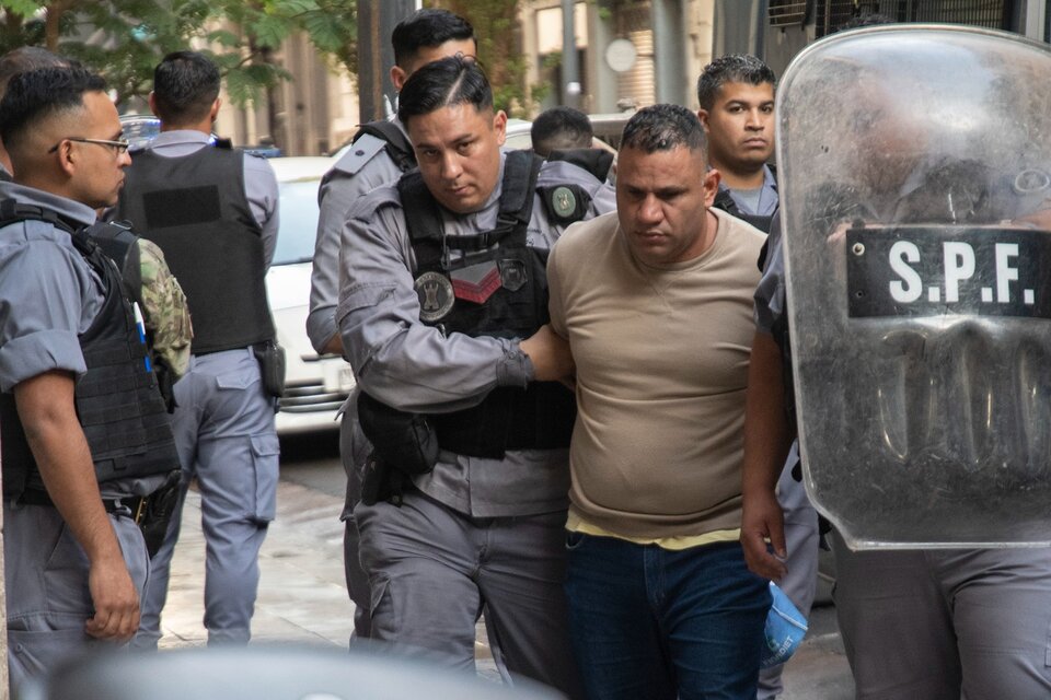 Gabriel Isassi, uno de los tres policías porteños acusados por el fusilamiento de Lucas. (Fuente: Télam)