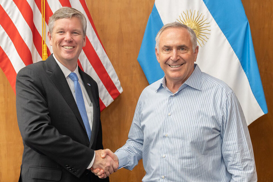 Marc Stanley (en camisa), embajador de EEUU, y Christopher Hanson, titular de la comisión reguladora nuclear.