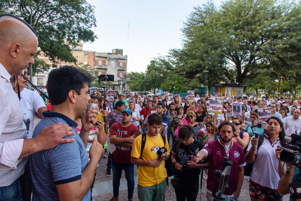 Fernando Rojas habló ante la multitud que acompañó la marcha en pedido de justicia por su padre.  (Fuente: Diego Herrera)