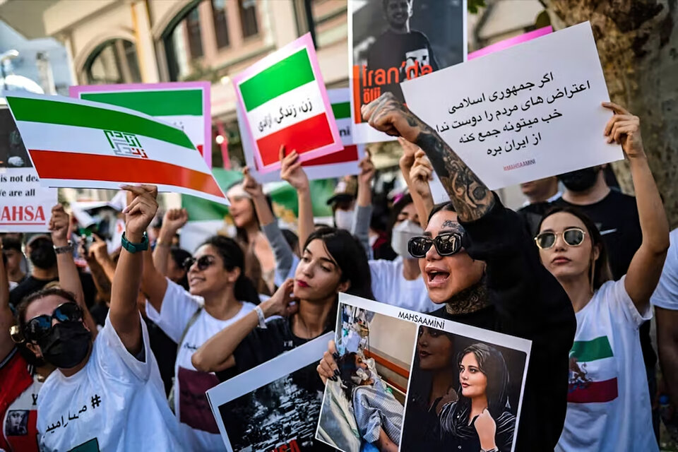 La foto de Masha Amini en el centro de las protestas de mujeres iraníes por su libertad. (Fuente: AFP)