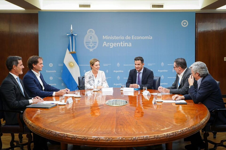 Flavia Royon (Energía) y Matías Tombolini (Comercio) en el encuentro con petroleros.