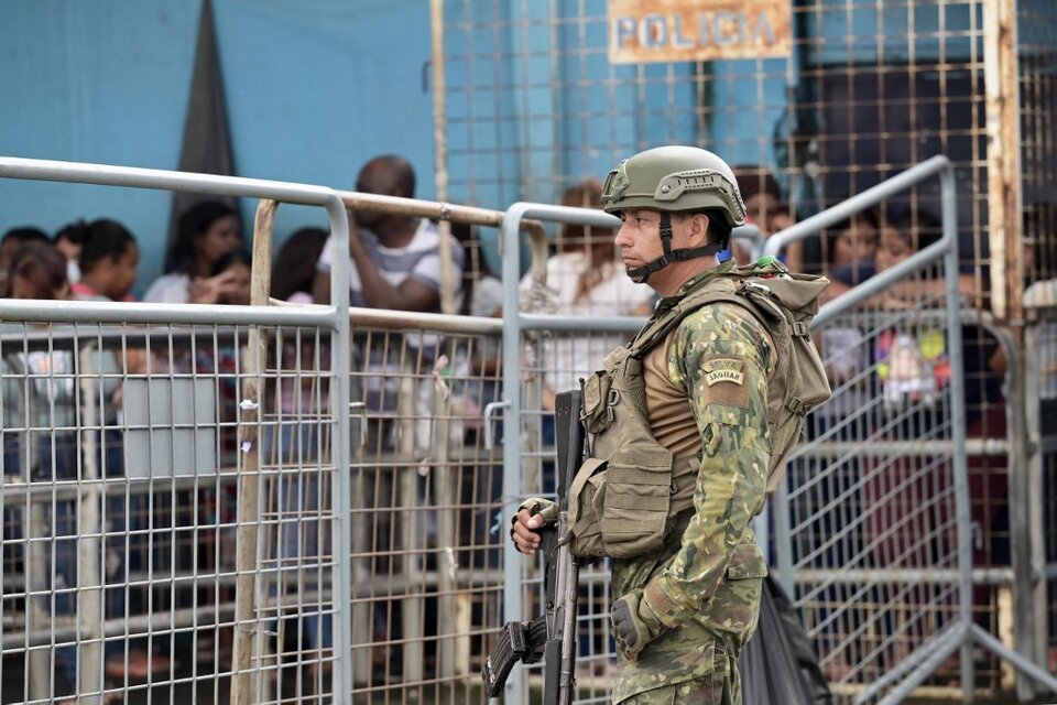 Familiares de los privados de libertad se acercaron al penal 1 de Guayas para pedir información sobre sus parientes (Fuente: AFP)