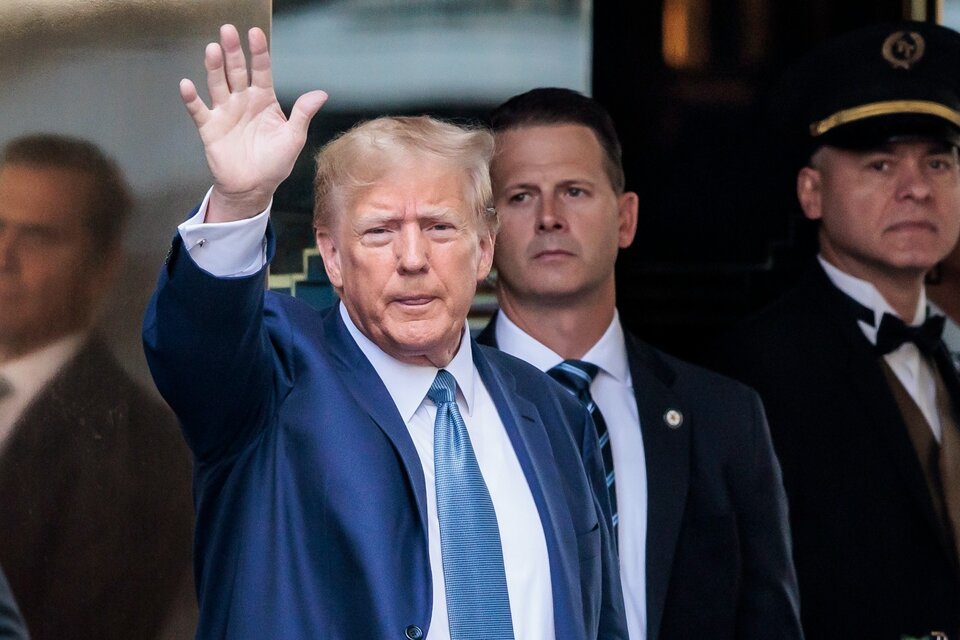 Trump saluda al salir de Trump Tower para ir a declarar. (Fuente: EFE)