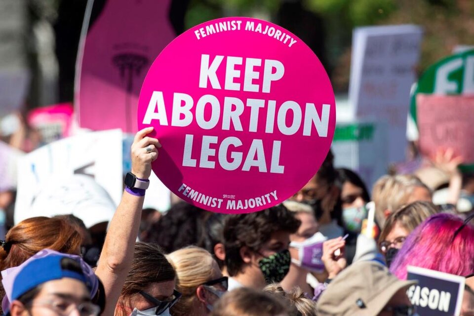 La oposición demócrata y los activistas a favor del aborto afirman que el estado no debería inmiscuirse en una decisión personal.