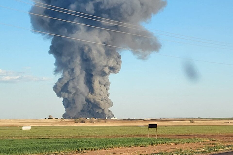 Una foto tomada por la Oficina del Sheriff del Condado de Castro muestra una columna de humo que se eleva desde Southfork Dairy Farms, luego de una explosión y un incendio que mató a unas 18,000 vacas. (Foto: AFP)