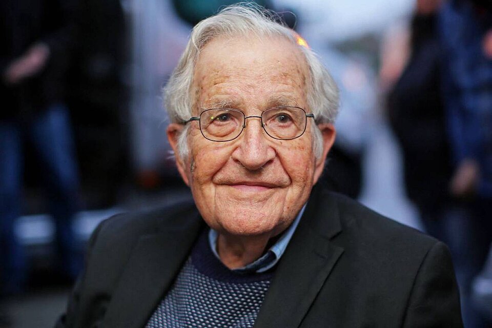 Chomsky es un crítico de décadas de la política exterior estadounidense. 