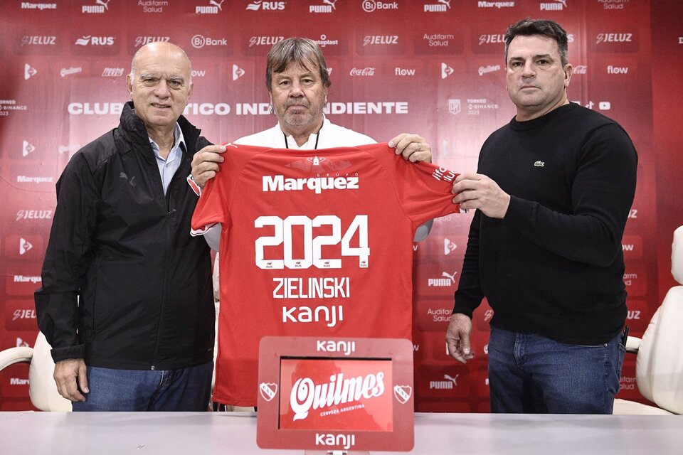 Zielinski, entre el presidente Grindetti y el manager Pablo Cavallero. (Fuente: NA)