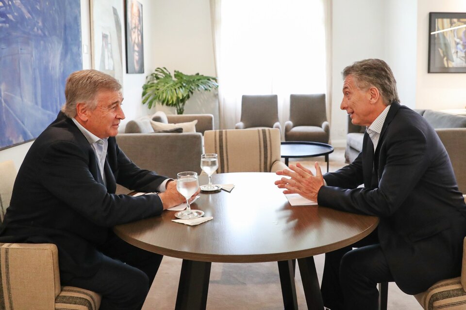 El ex ministro Oscar Aguad con el expresidente Mauricio Macri.