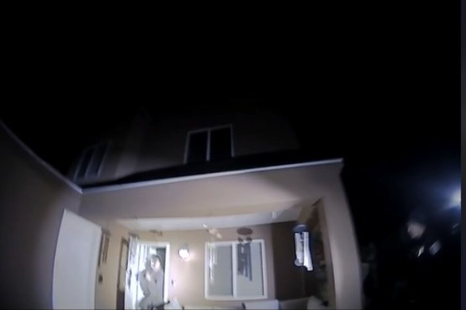Imagen del momento en que el dueño de la vivienda equivocada sale a la puerta  aparentemente con un arma y es baleado por los policías. Imagen: captura de video