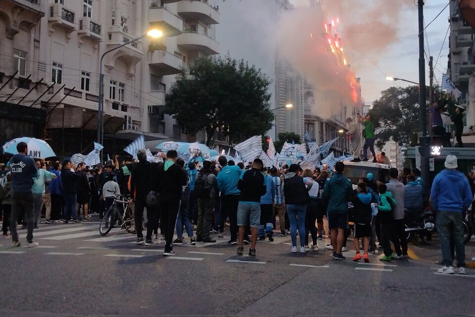 Hinchas de Racing frente al hotel dónde concentra el plantel. Imagen: @kookherondale.