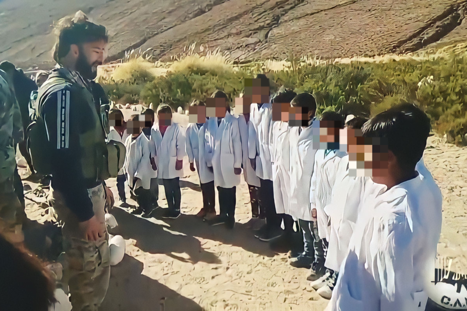 Águilas Negras difundió un video en el que viola la identidad de niñas y niños en edad escolar. 