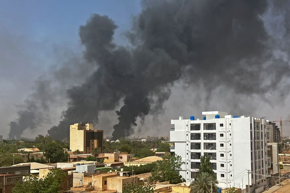 Enfrentamientos con aviones, vehículos blindados y camiones con ametralladoras montadas en la ciudad de Jartum. (Fuente: AFP)