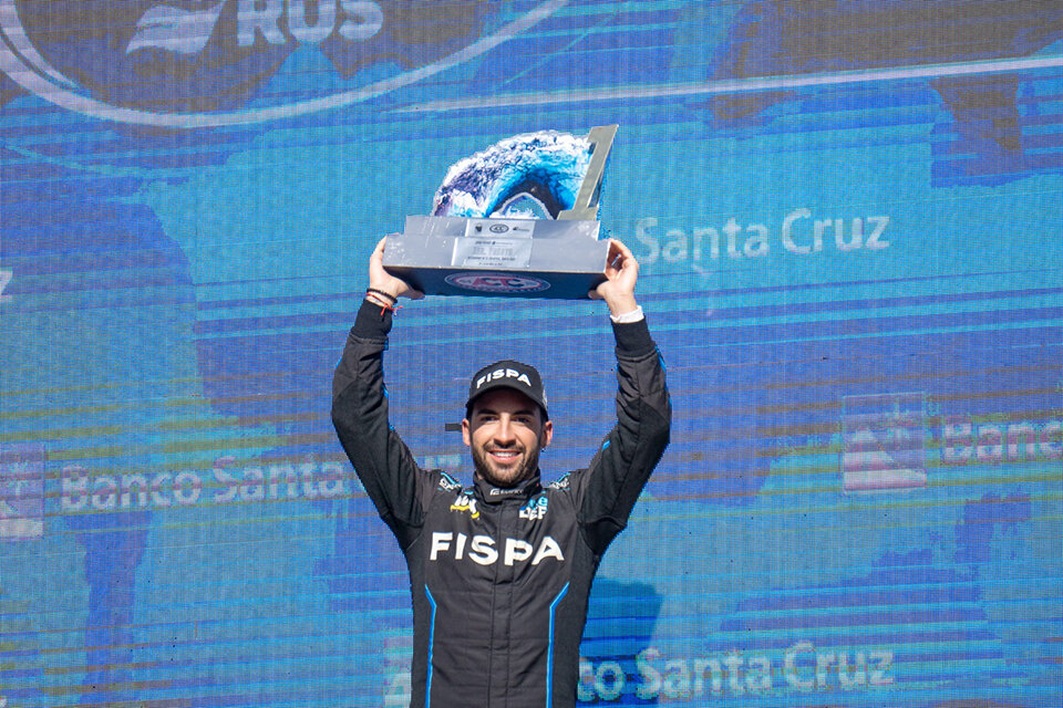 Santero en lo más alto del podio de El Calafate. (Fuente: Télam)