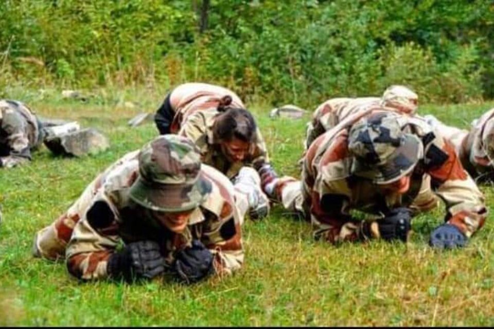 Integrantes de Águlas Negra haciendo ejercicios militares.