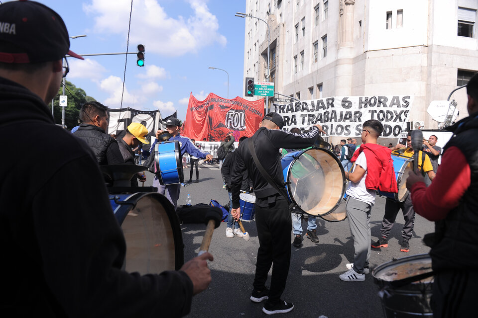 Integrantes de cooperativas de un grupo de movimientos como el FOL y el MTD Aníbal Verón cortaron el tránsito sobre la Avenida 9 de Julio "contra el vaciamiento del Potenciar Trabajo". (Fuente: Télam)