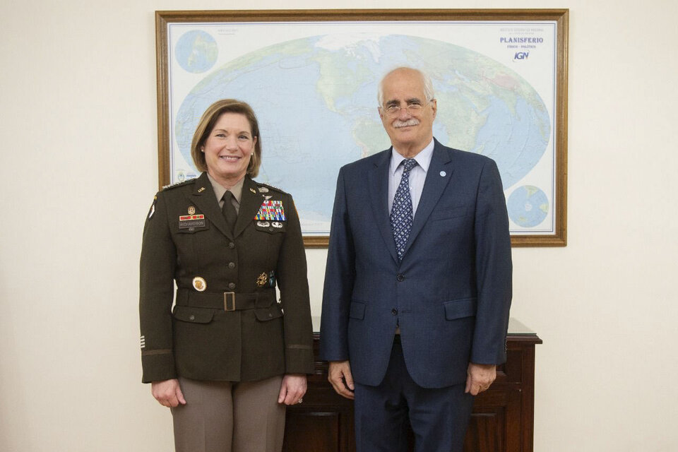 El ministro de Defensa, Jorge Taiana, recibió hoy en el Edificio Libertador a la jefa del Comando Sur de Estados Unidos, la general Laura Jane Richardson.