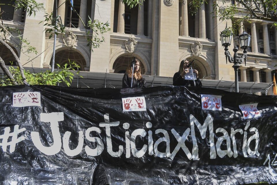 A un mes del femicidio de María Speratti Aquino, organizaciones y familiares se concentraron frente al Palacio de Tribunales en reclamo de justicia (Fuente: Télam)