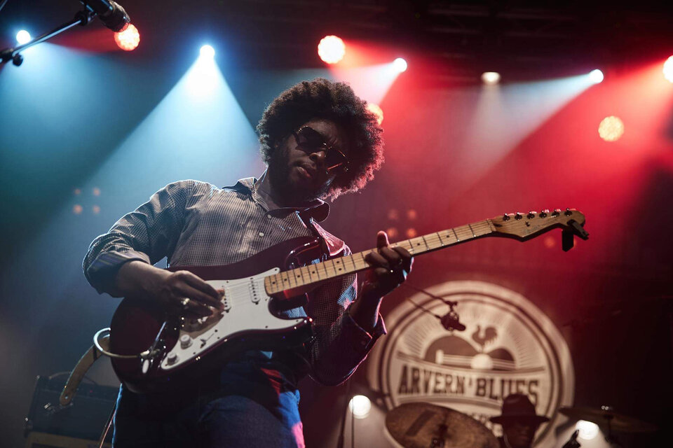 Hull pasó del piano a la guitarra "por culpa del blues"