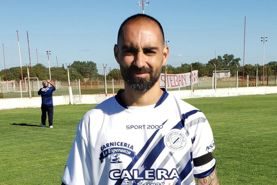 Maraschi con la camiseta de Deportivo Merlo, equipo con el que ascendió a la B Metro en 2021