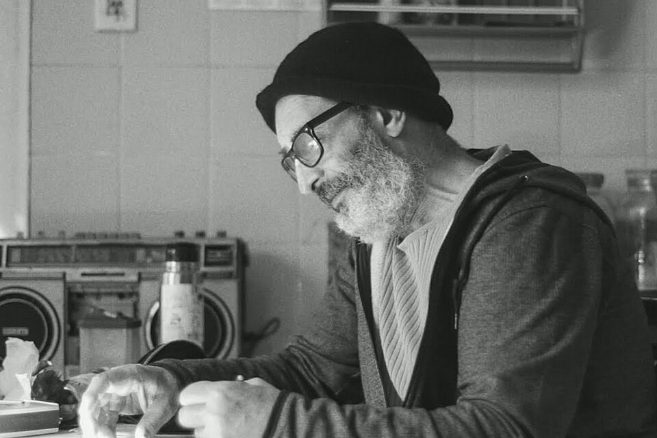Sergio Langer en "Los convencidos", de Martín Farina, filmada en blanco y negro. 