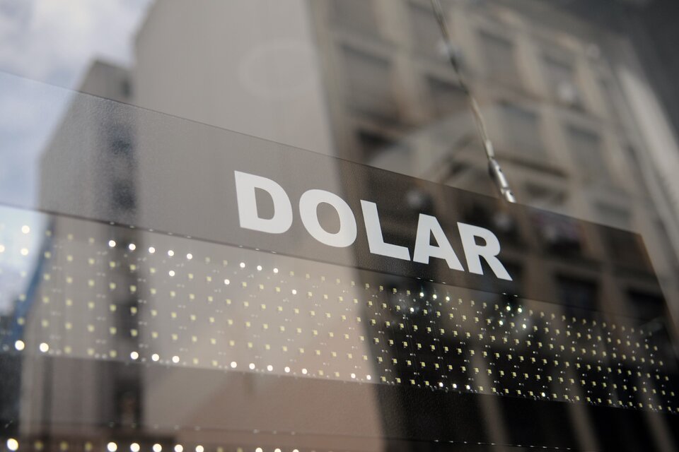 Las versiones sobre una supuesta devaluación del dólar oficial alteraron los nervios en la city.  (Fuente: Dafne Gentinetta)