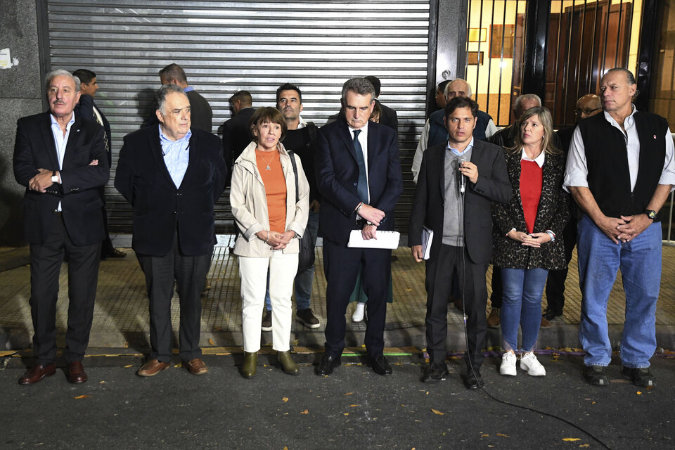 Axel Kicillof, junto a Agustín Rossi y otros dirigentes del PJ, habló en la puerta de la sede partidaria.  (Fuente: Télam)