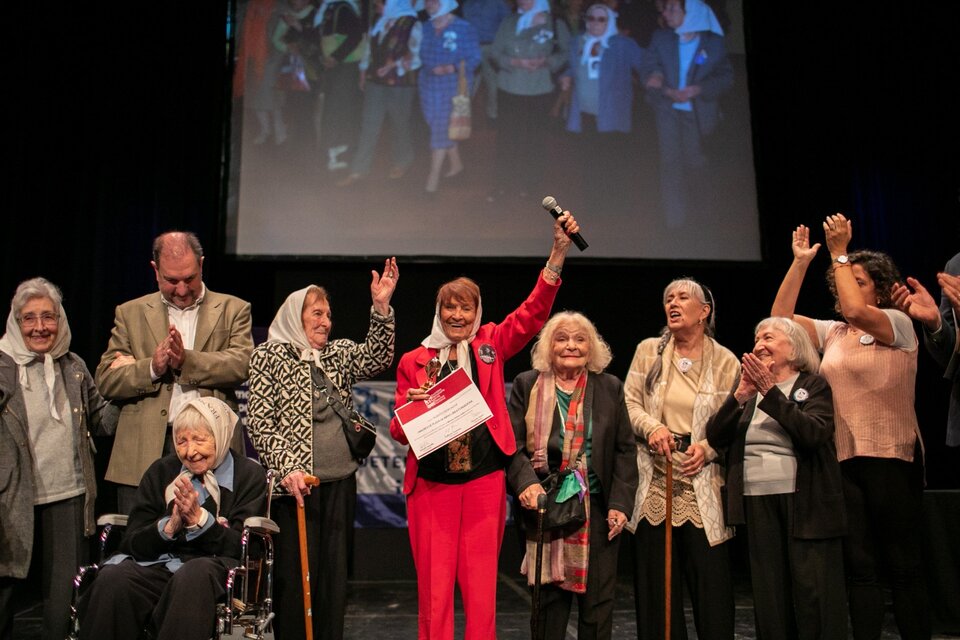 Las Madres de Plaza de Mayo LF recibieron el premio en el escenario del Centro Cultural Haroldo Conti. (Fuente: Solange Avena)