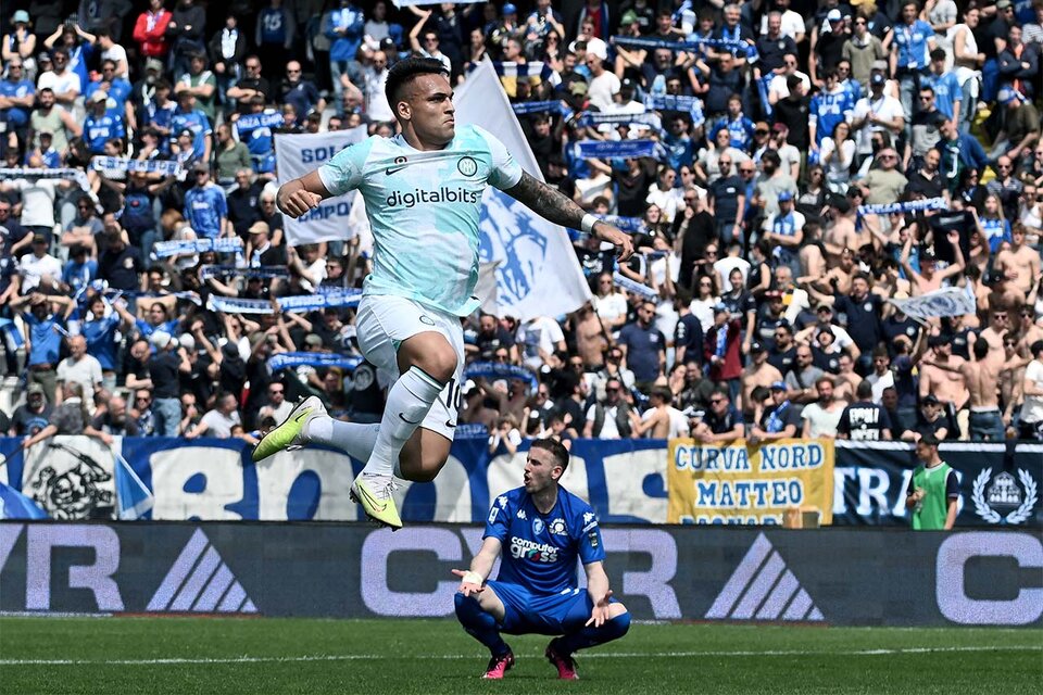 Lautaro Martínez festeja el tercero del Inter: es el segundo goleador de la Serie A con 15 tantos (Fuente: AFP)
