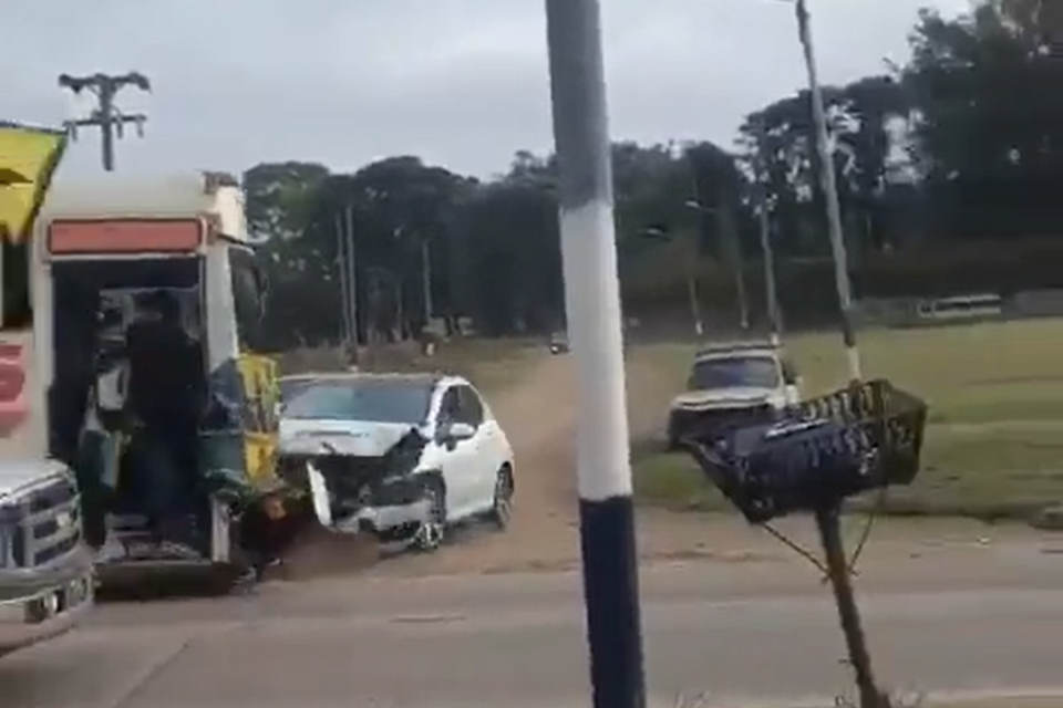 El video del choque de un micro de hinchas de Aldosivi, que chocó un auto y no frenó. Imagen: captura de video