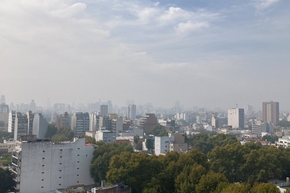 Una nube de humo se posó sobre la ciudad de Buenos Aires este domingo 23 de abril. (Fuente: Cindy Fernández)