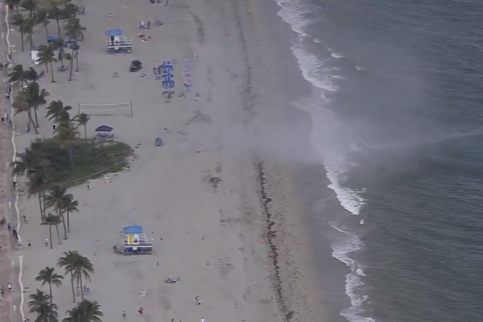 Una tromba marina tocó tierra en las playas de Miami y avanzó al menos 50 metros. Fopto: captura de video