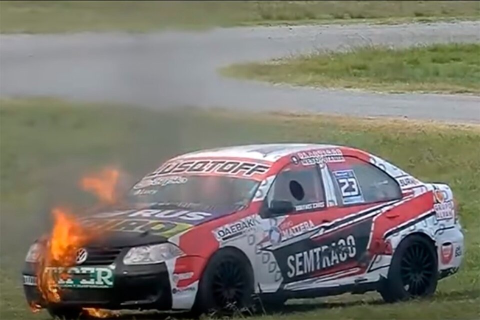Susto para el hermano del "Dibu" Martínez: se incendió su auto en carrera de la Copa Bora (Fuente: Captura de vídeo )