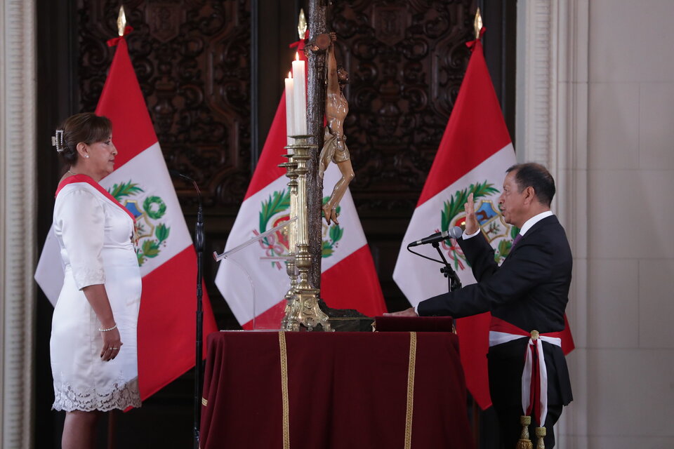 Boluarte le toma juramente a Daniel Maurate, quien será el nuevo ministro de Justicia y Derechos Humanos de Perú. (Foto: Presidencia Perú) 