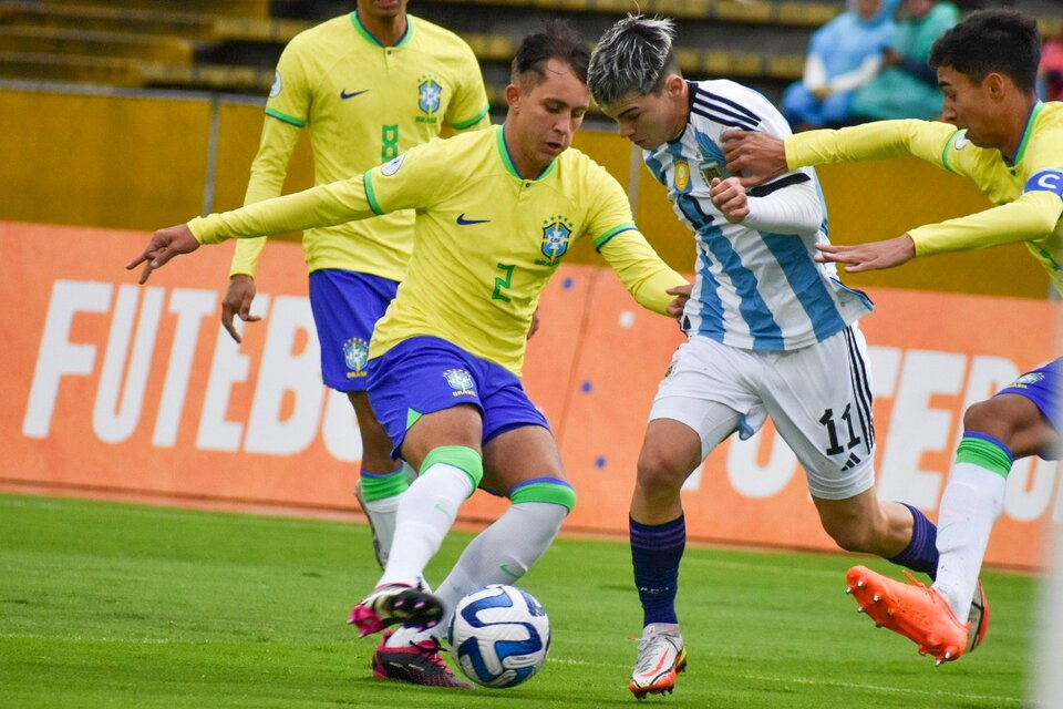 Santiago López (Independiente) encara ante el lateral derecho Vitor Gabriel (Mineiro) (Fuente: NA)