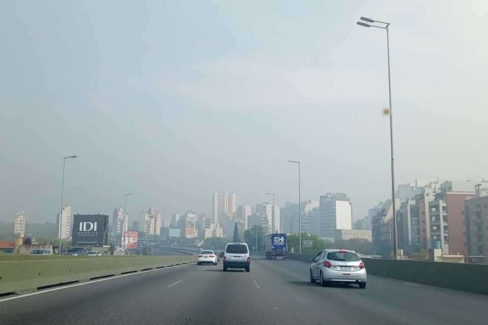 El origen del humo en Buenos Aires es un incendio en el departamento uruguayo de San José. (Imagen: @gon_varro)