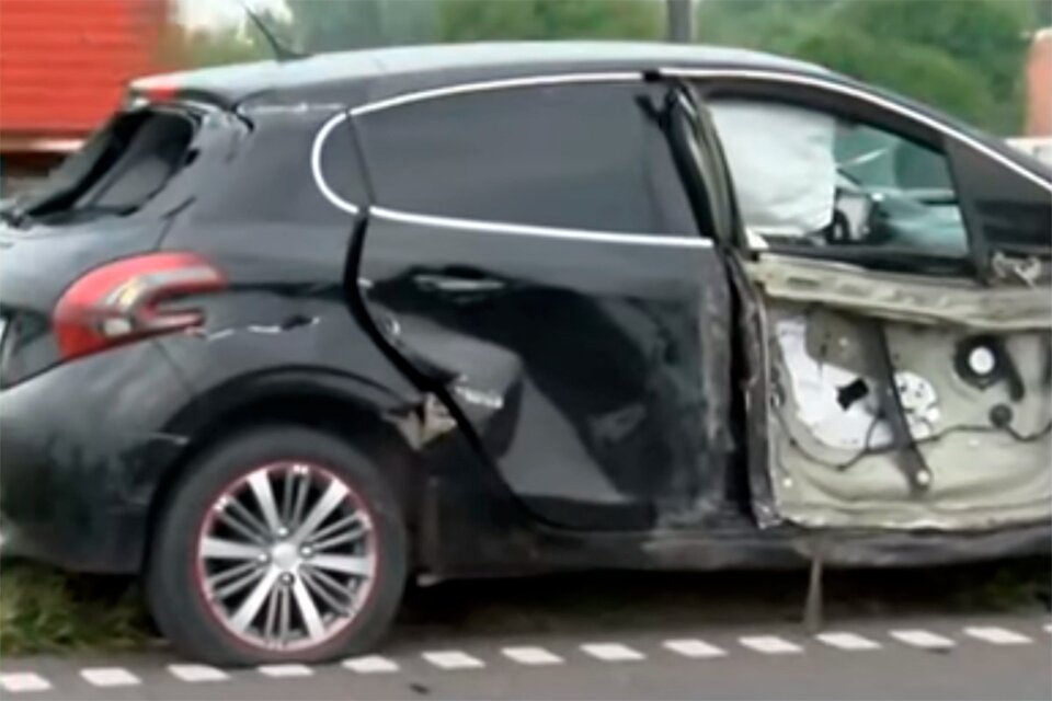Así quedó el auto de Alejo Veliz tras el accidente (Fuente: Captura de TV)