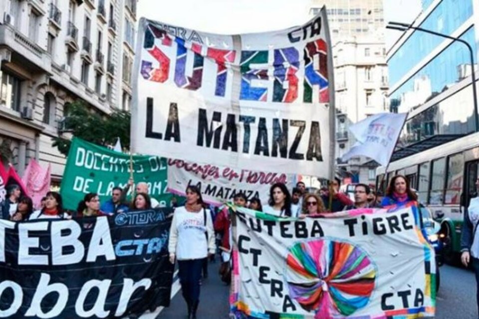 Según el comunicado emitido luego de la asamblea realizada por el gremio, más 2.000 docentes votaron para definir la medida de fuerza y el 80% de ellos decidió avanzar con una huelga. (foto: SUTEBA Multicolor)