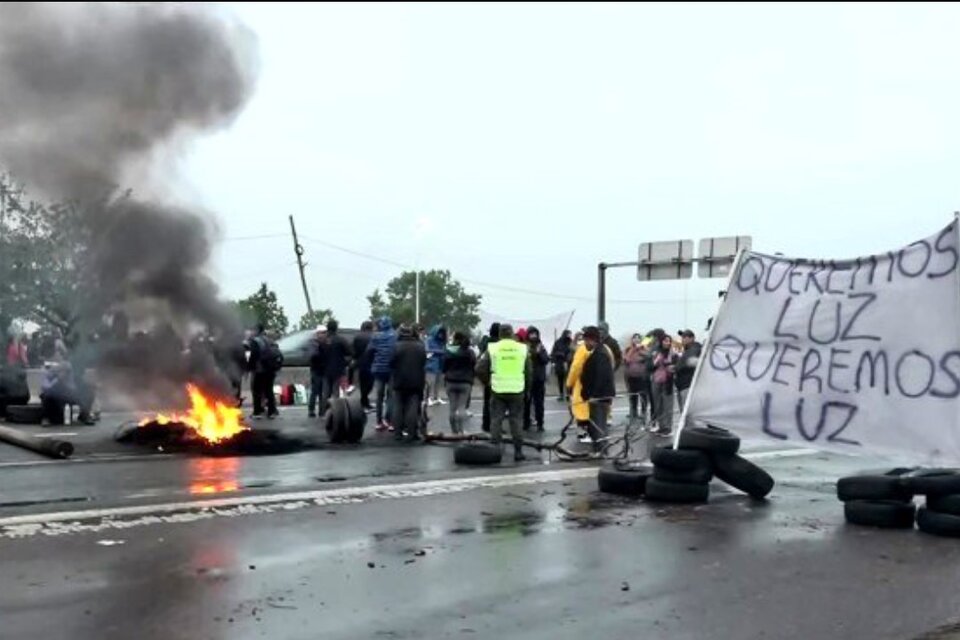 Vecinos cortan la autopista Riccheri. Imagen: @solotransito.