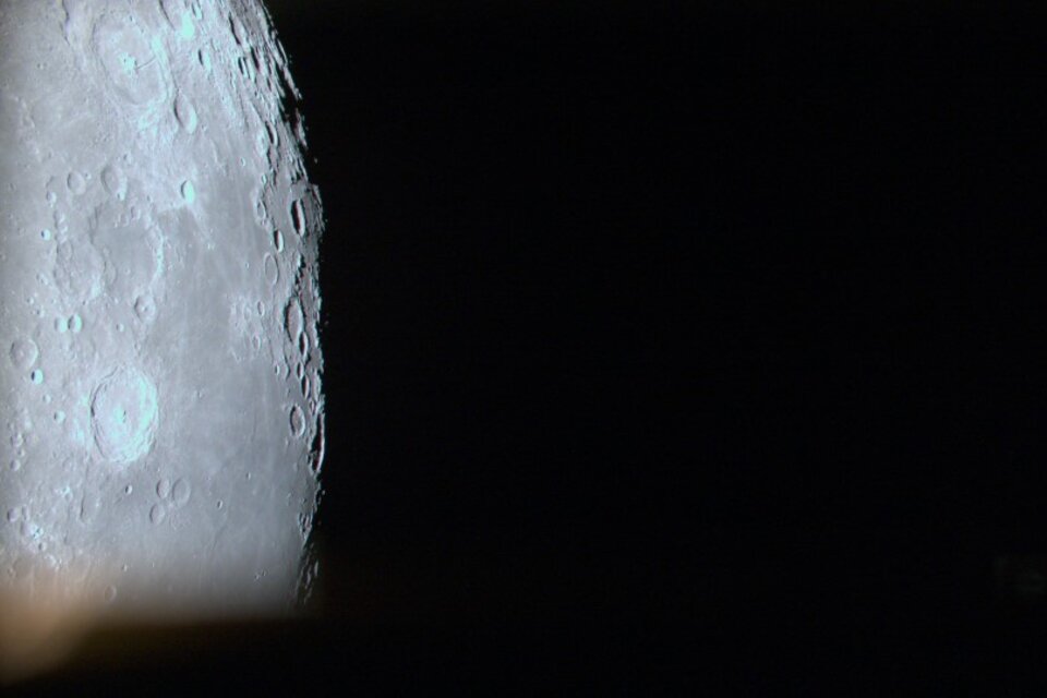 Foto de la Luna tomada por la cámara montada en el módulo de aterrizaje Hakuto-R Mission 1 de ispace, mientras se encuentra en órbita lunar. (Imagen: AFP)