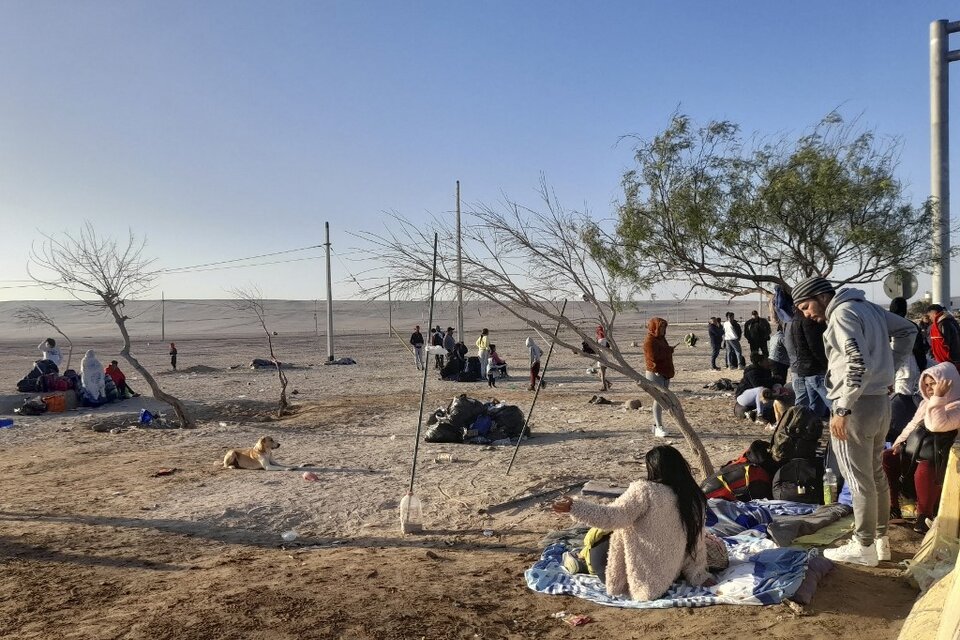 Migrantes varados en uno de los puntos fronterizos entre Chile y Perú, cerca de la ciudad de Tacna (Fuente: AFP)