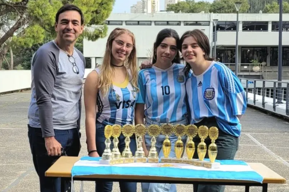 Las alumnas ganadoras junto al profesor (Fuente: Ig ORT Argentina)