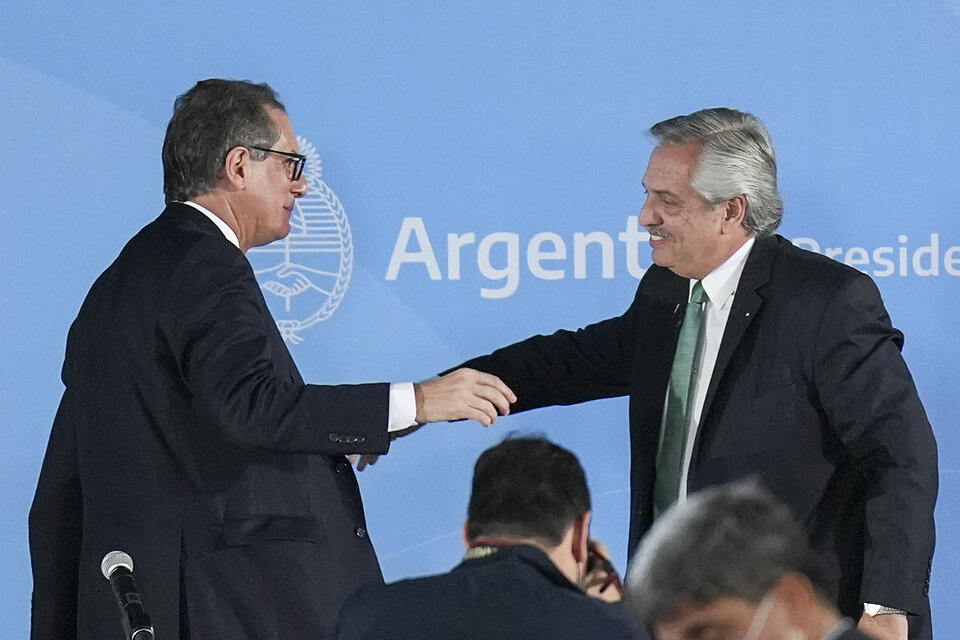 Abrazo de Alberto Fernández a Pesce, al asumir. Ayer lo repitió simbólicamente (Fuente: Presidencia de la Nación)