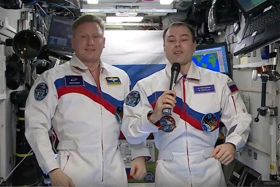 Los preparativos de los cosmonautas rusos Serguéi Prokopiev y Dmitri Petelin transcurren con normalidad, informaron oficialmente. Imagen:  Roscosmos.