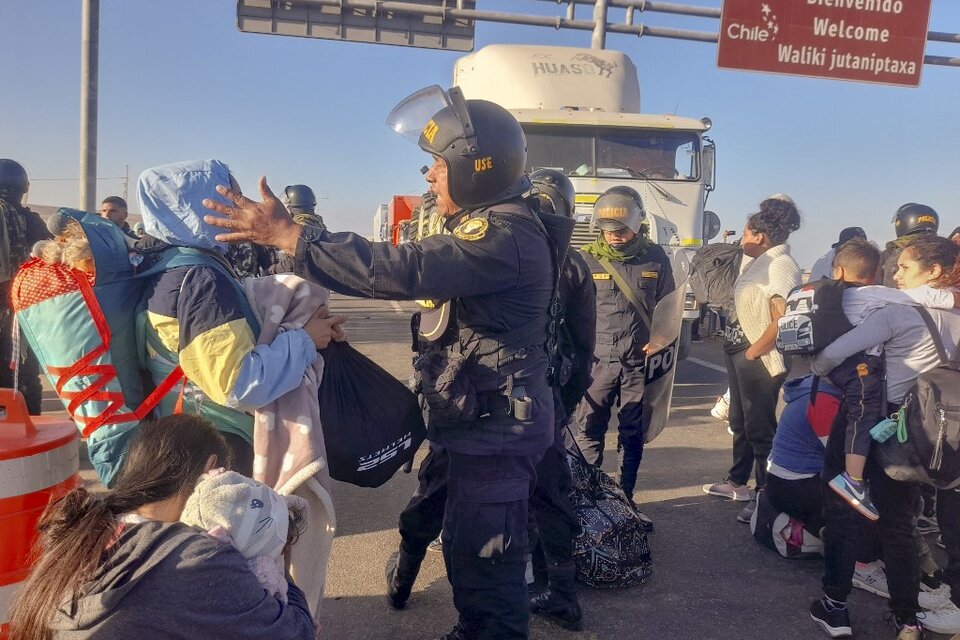 Migrantes en el punto fronterizo cerca de la localidad peruana de Tacna (Fuente: AFP)