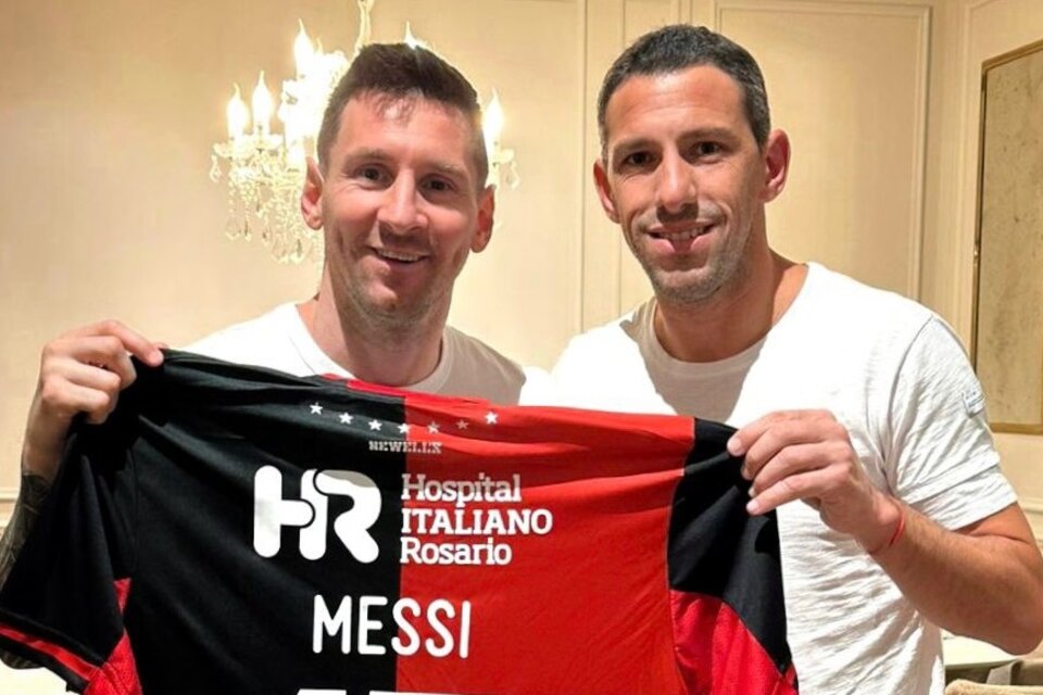 Maxi Rodríguez y Lionel Messi, unidos por su cariño a Newell's. 